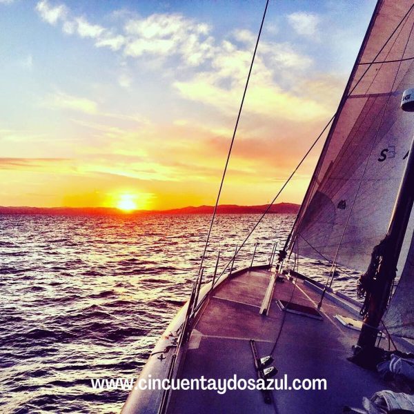 Navegando hacia el atardecer en un IMOCA 60