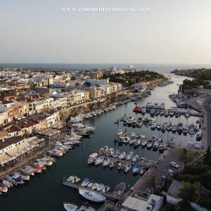 Vista aérea de Ciutadella. Visítala en velero.
