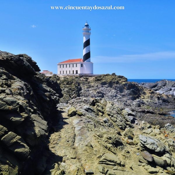 Faro Favàritx en Menorca en velero